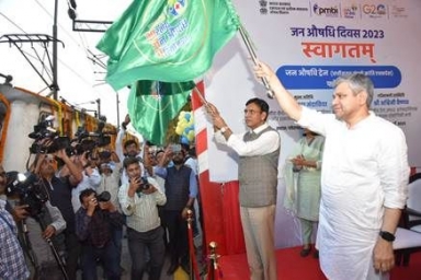 Jan Aushadhi Train flagged off by Mandaviya and Vaishnaw in New Delhi